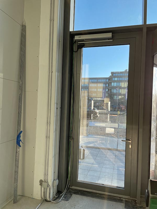 avtomatska krilna vrata_mont-ap